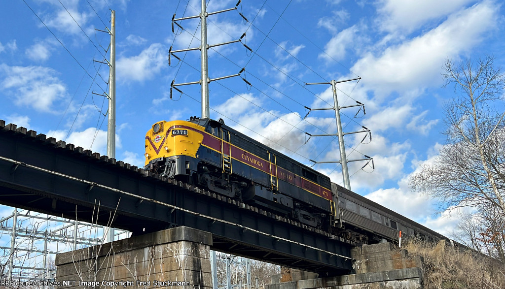 CVSR 6771 crosses Cascade Locks.